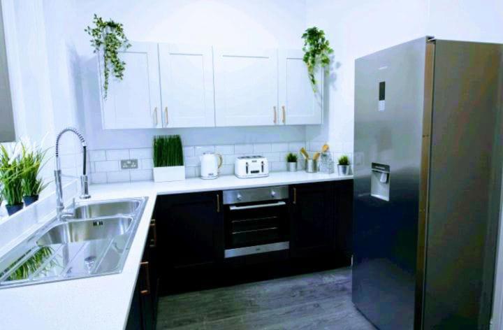 Darwin Stays - Service Accommodation In Newcastle Under Lyme City Centre Экстерьер фото
